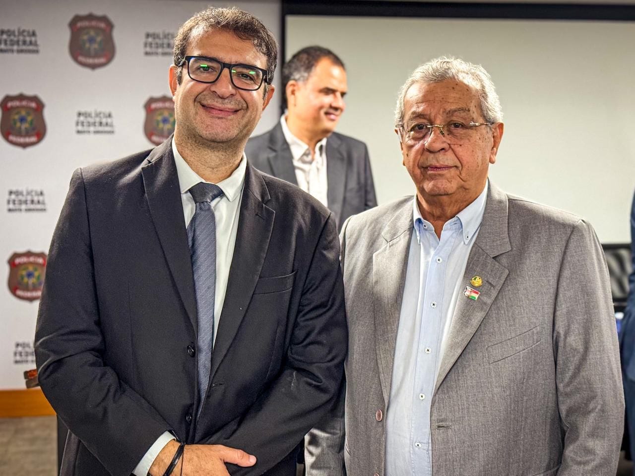 Jayme Campos recebe homenagem da PF por apoio à instituição em MT