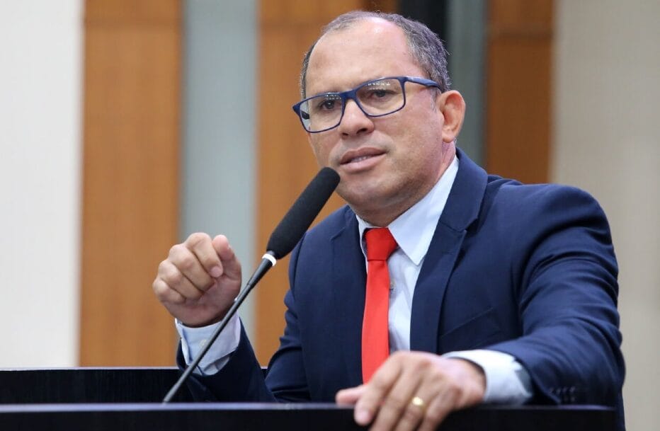 Deputado cutuca prefeita sobre saída de vice do mandato