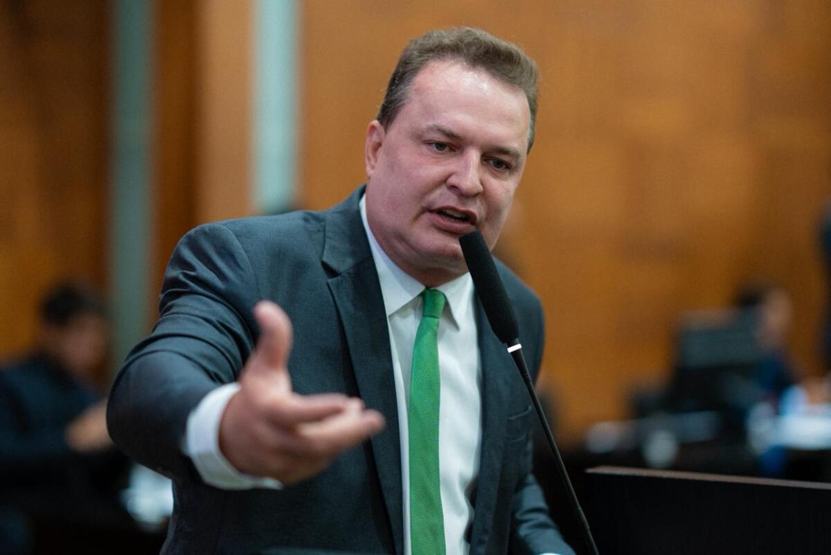 Max denuncia “edital fechado” em licitação de OS e boicote a deputados