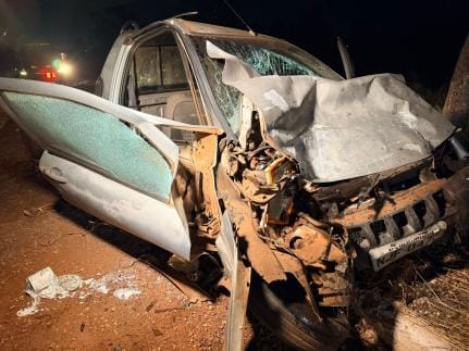 Motorista faz zigue-zague na BR-070, bate em carreta e fica gravemente ferido