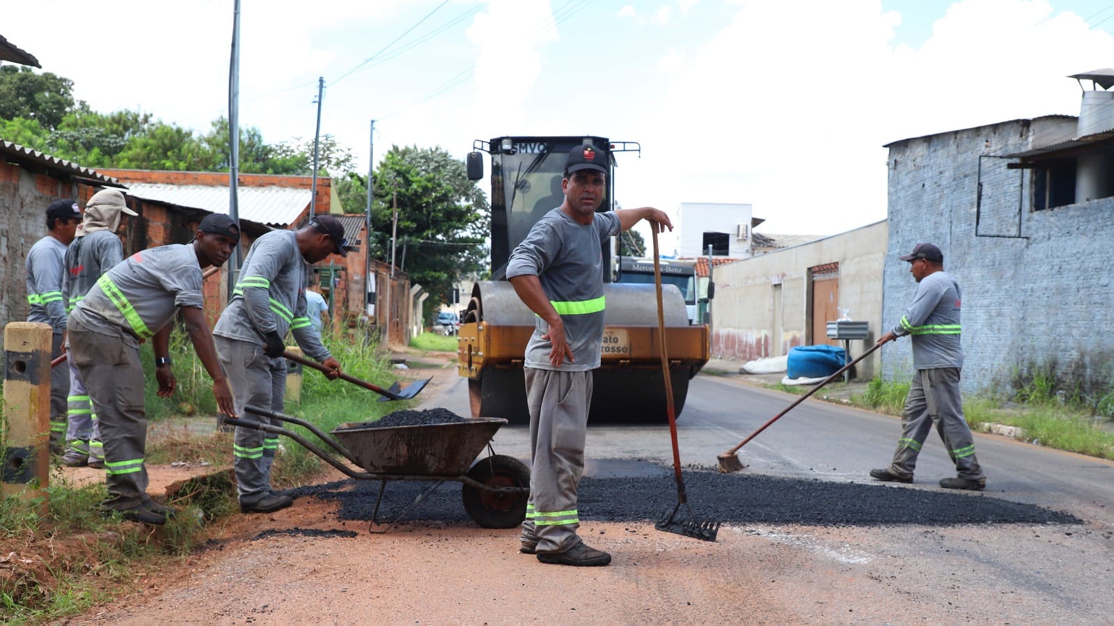 Viação e Obras intensifica tapa-buracos, patrolamento e recuperação de vias