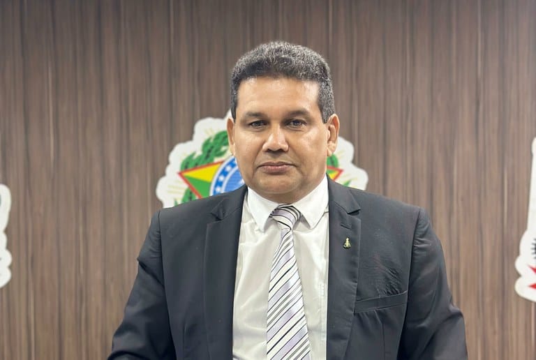 Flávia manda recado para presidente da Câmara de VG se "ele quiser ter paz"