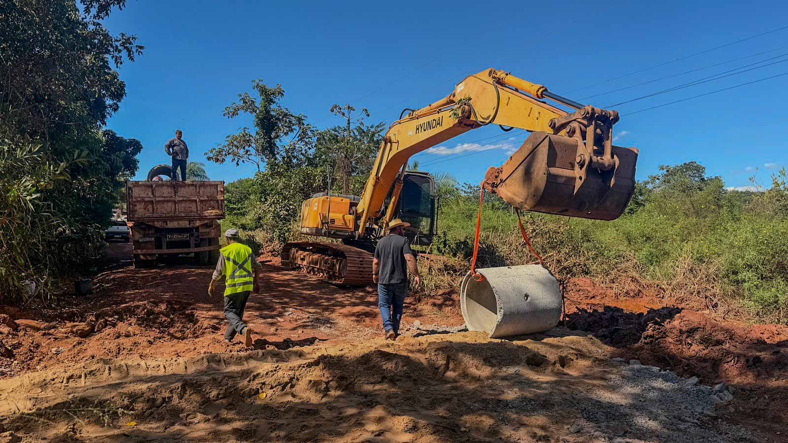Várzea Grande intensifica manutenção viária com tapa-buracos e patrolamento em cinco regiões