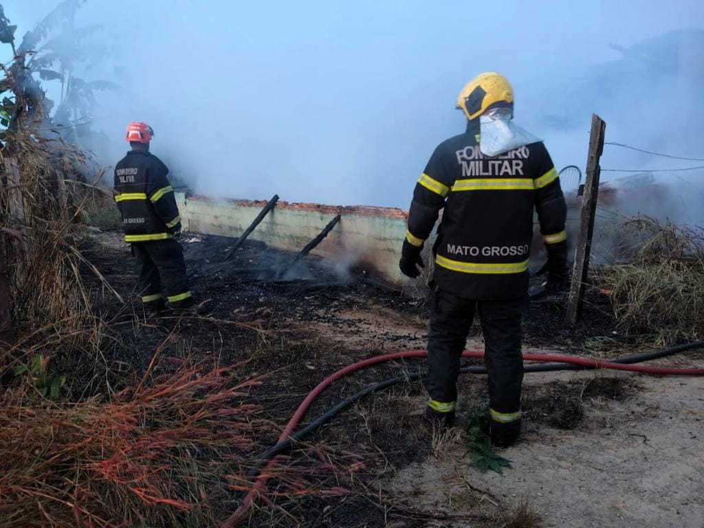 Bombeiros socorrem vítima esfaqueada e combatem incêndio em residência