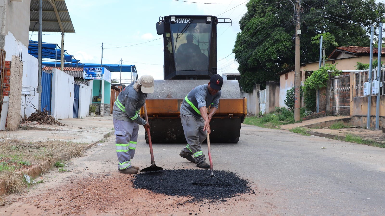 Prefeitura realiza patrolamento no bairro Manaíra e tapa-buracos em três bairros