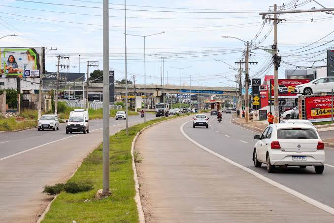 Motociclista perde controle, bate em poste e morre na Avenida da FEB em Várzea Grande