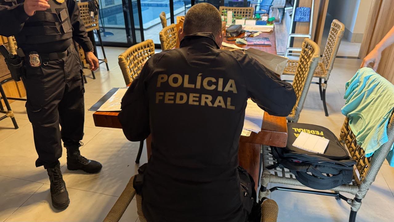 PF divulga imagens de armas, relógio e canetas apreendidos na operação Gemini