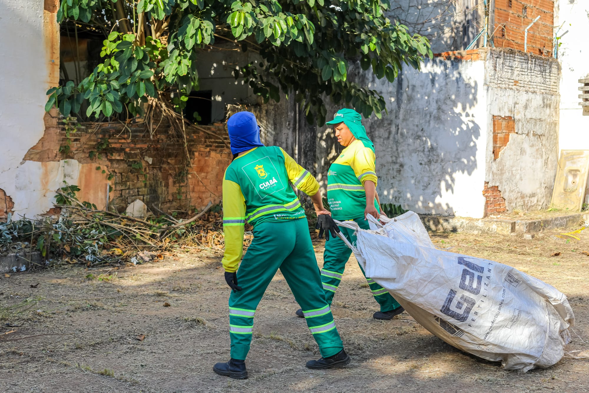 Prefeitura remove sete toneladas de lixo de condomínio interditado por risco à saúde pública