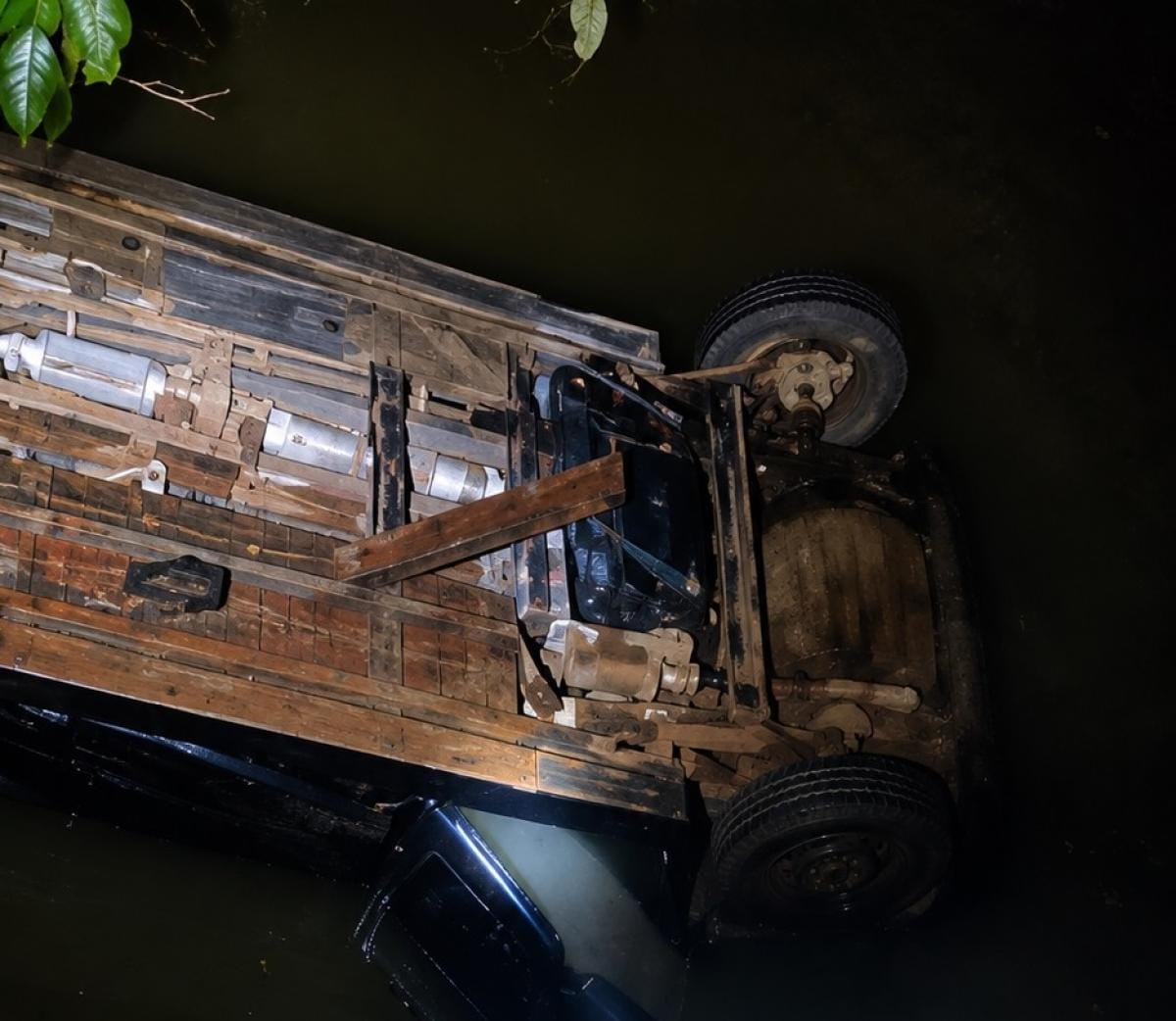 Casal morre e criança é resgatada com vida após carro cair em rio em cidade de MT