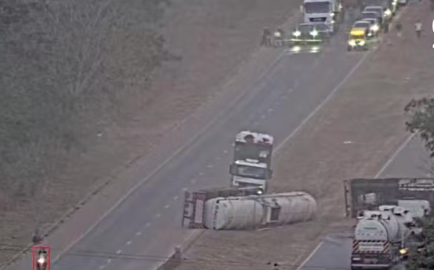 Motorista morre preso às ferragens em acidente entre duas carretas em rodovia de MT