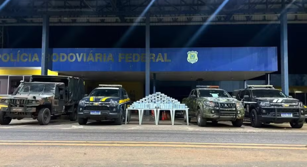 Mais de 83 kg de skunk ocultos em carregamento de algodão são apreendidos na BR-070