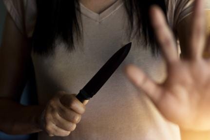 Mulher esfaqueia companheiro após levar tapa durante discussão em bar