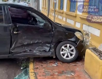 Acidente entre carro e caminhonete deixa três feridos no Centro
