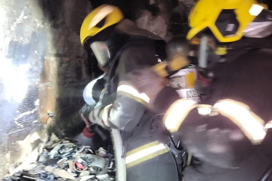 Corpo de Bombeiros combate incêndio em apartamento no bairro Dom Aquino