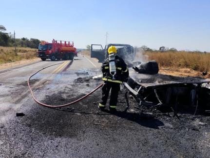 Incêndio destrói caminhão carregado com óleo usado em rodovia de Nova Mutum