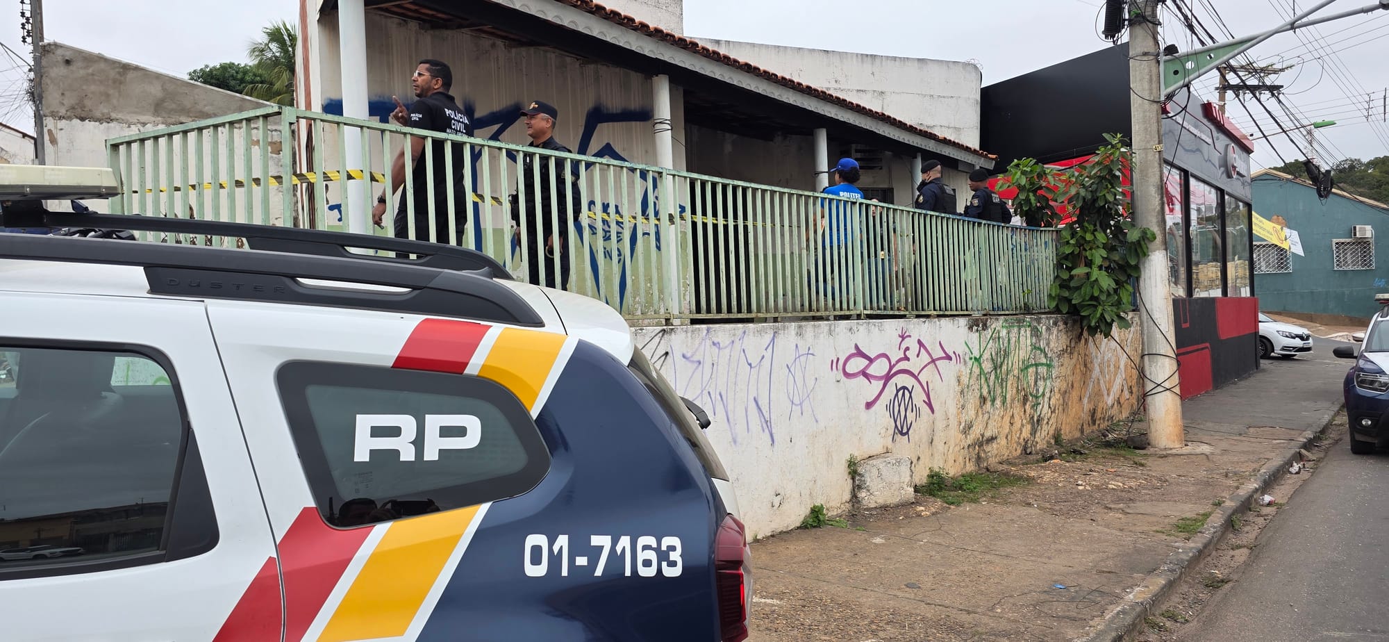 Homem é encontrado morto com sinais de violência dentro de casa abandonada em Cuiabá