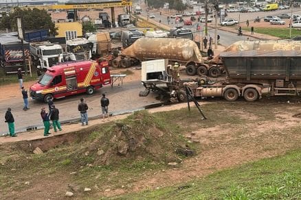 Duas carretas batem e despencam de viaduto no Distrito Industrial em Cuiabá
