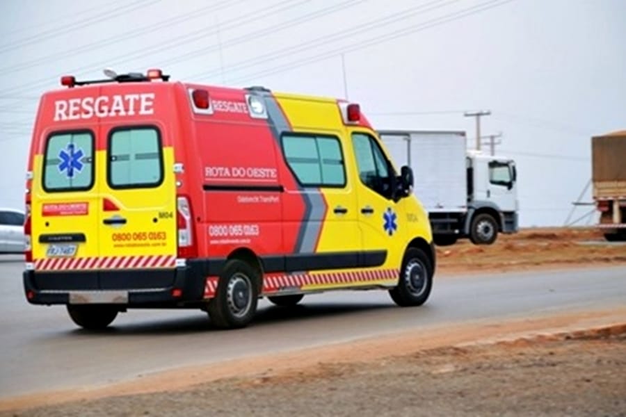 Acidente entre dois caminhões e Amarok mata uma pessoa e deixa outra ferida