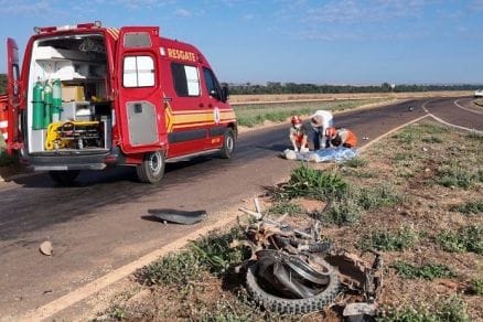 Motociclista de 64 anos morre após colidir contra carreta na MT-109