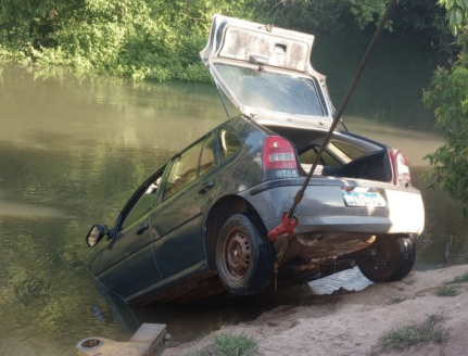 Gol cai em rio na MT-220 e motorista é salvo após ficar preso à margem