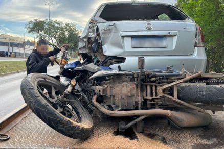 Câmera registra motociclista colidindo contra carro parado na Avenida Beira Rio