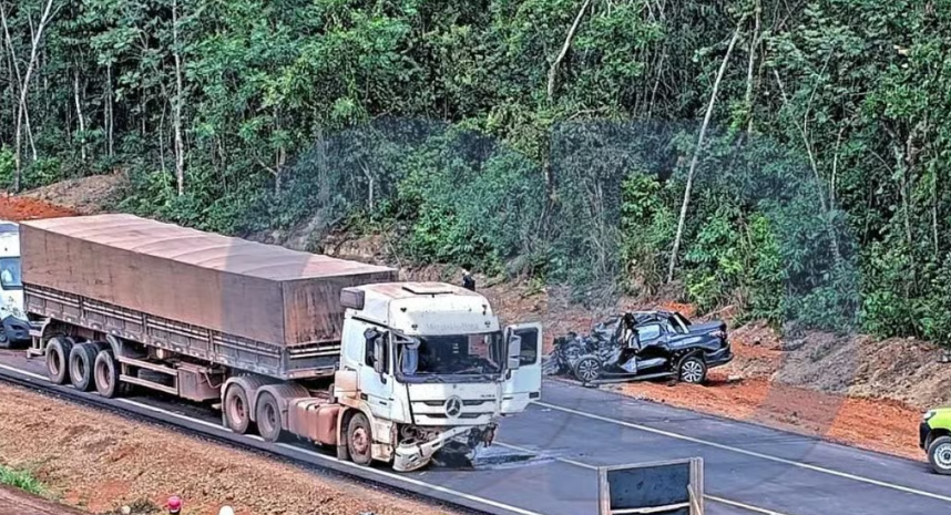 Colisão frontal entre carro e carreta deixa dois mortos na BR-163 em Sorriso