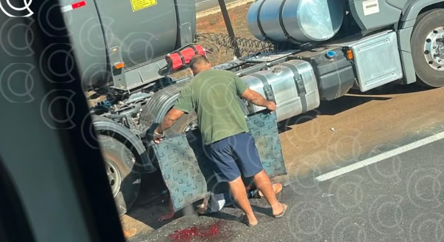 Motociclista tem perna amputada após ser atropelado por caminhão na BR-364