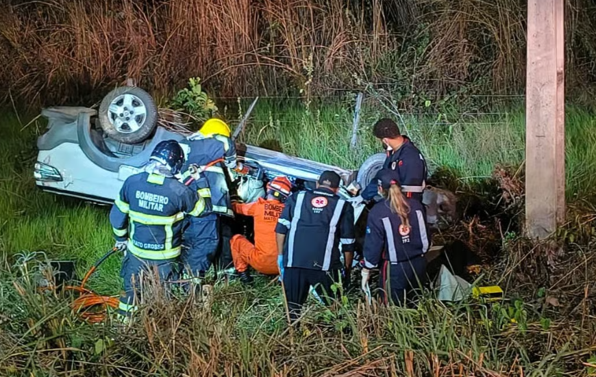 Motorista é retirado das ferragens após capotamento e é encaminhado ao hospital