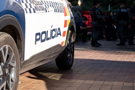 Bebê sofre traumatismo após ser atingida durante briga dos pais