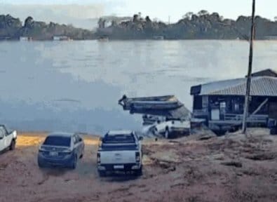 Motorista esquece freio de mão e carro desce sozinho para dentro de rio em Alta Floresta