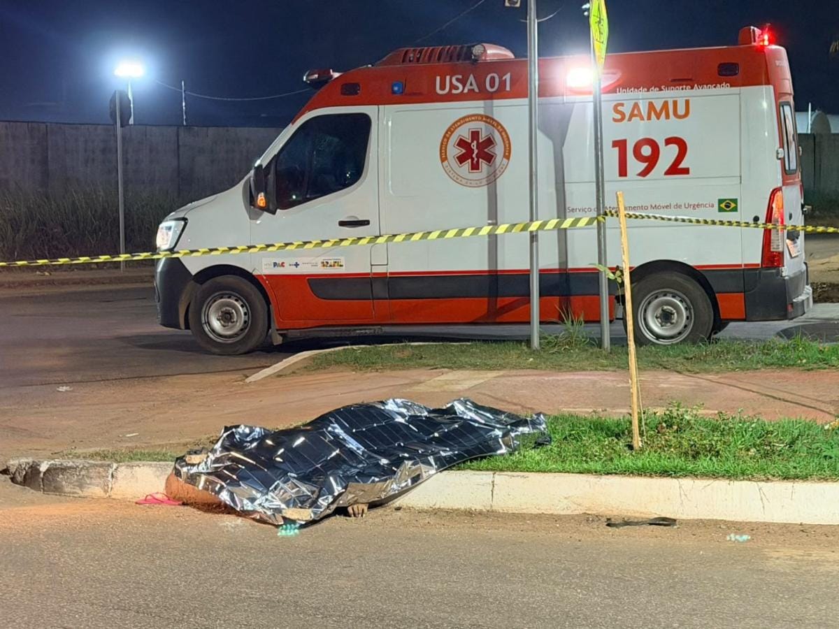 Mulher morre atropelada por caminhão após cair de motocicleta em Cuiabá
