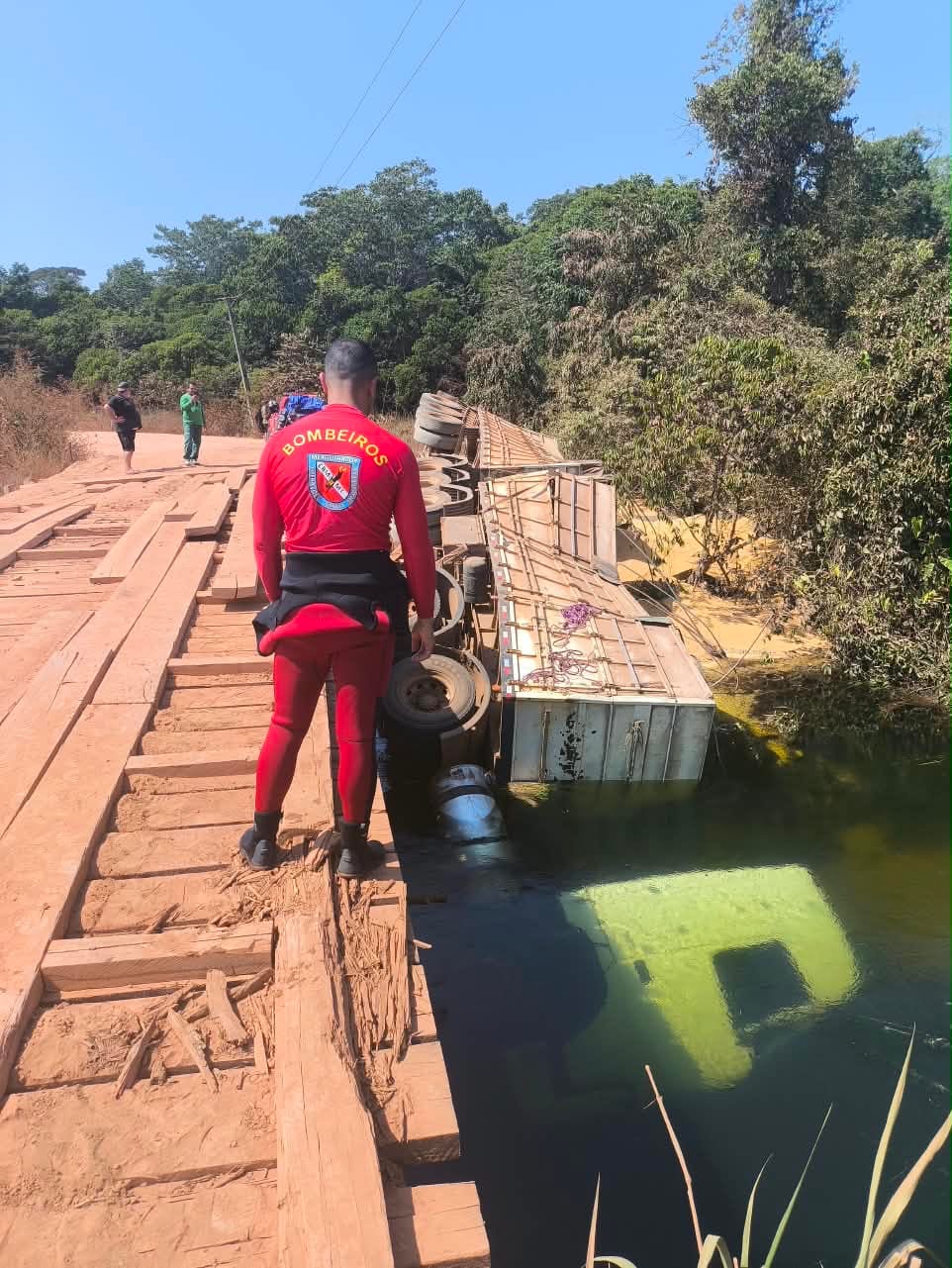 Bombeiros resgatam corpo de motorista após caminhão cair no Rio Mira-sol