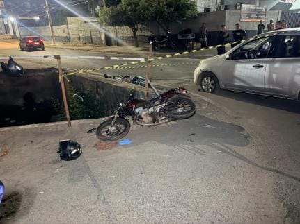 Motociclista é arremessado às margens de córrego e morre em Cuiabá