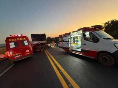 Três pessoas morrem em batida de frente entre dois caminhões na região do Araguaia