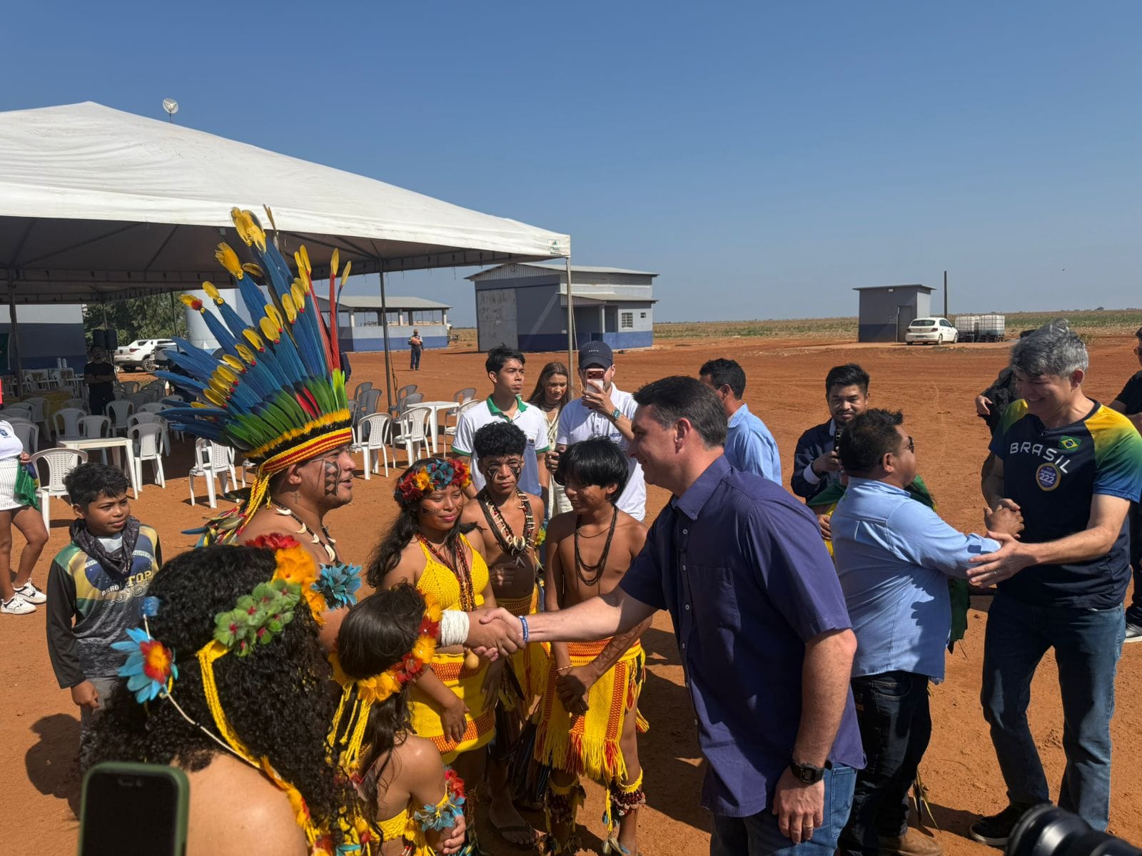 Candidato a presidente, Flávio Bolsonaro visita aldeia indígena em Mato Grosso