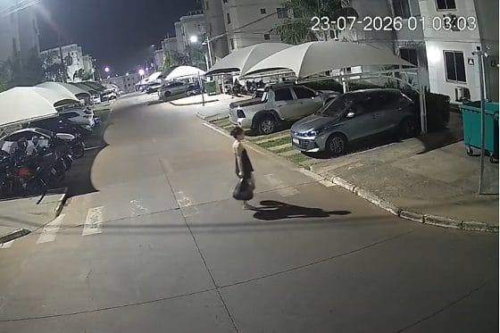 Vídeo mostra mulher levando bebê em sacola e descartando corpo em lixeira de condomínio