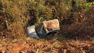 Carro com família capota a caminho de rio e deixa três feridos em Sorriso