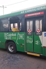 Fumaça toma conta de ônibus e passageira pula pela janela durante pane