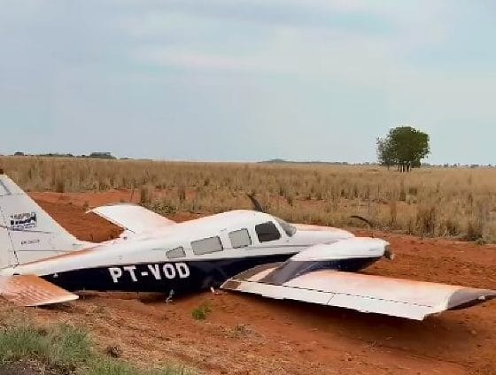 Avião usado por candidato faz pouso de emergência ao lado de estrada em MT