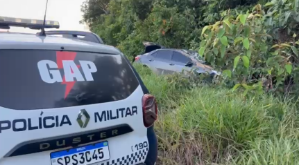 Corolla com manchas de sangue é achado abandonado em matagal em cidade de MT