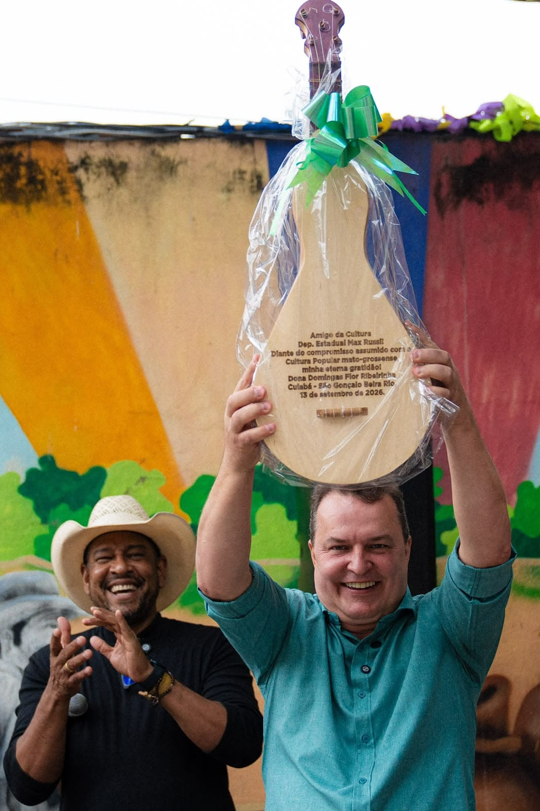 Max é homenageado por grupos de siriri e reforça compromisso com a cultura
