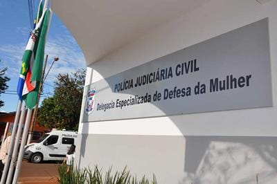 Homem tenta matar ex-companheira a facadas após término de relacionamento