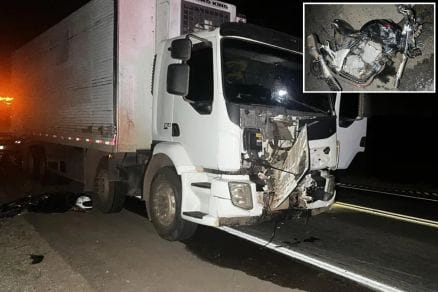 Motociclista morre após invadir pista e bater de frente com caminhão na BR-163
