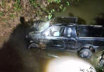 Motorista perde controle de carro, capota e cai em córrego em Alta Floresta