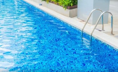 Criança de 2 anos cai em piscina e morre afogada em Várzea Grande