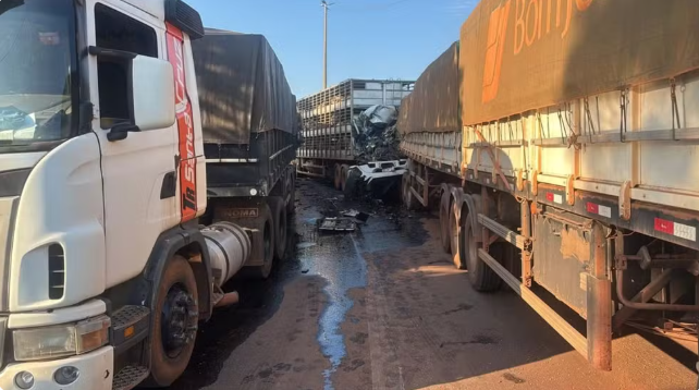 Motorista morre na hora em engavetamento entre quatro carretas na BR-163