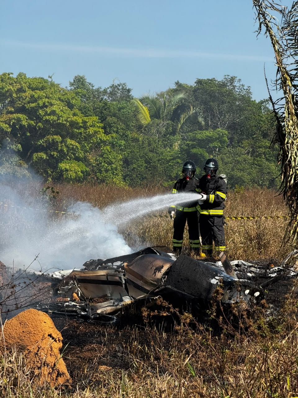 Avião cai, pega fogo e mata três pessoas em cidade do interior de Mato Grosso