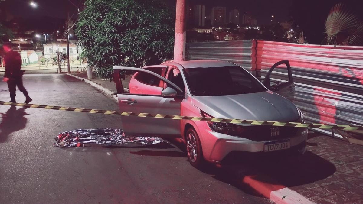 Homem morre em confronto com Polícia Militar após roubo de carro de aplicativo em Cuiabá