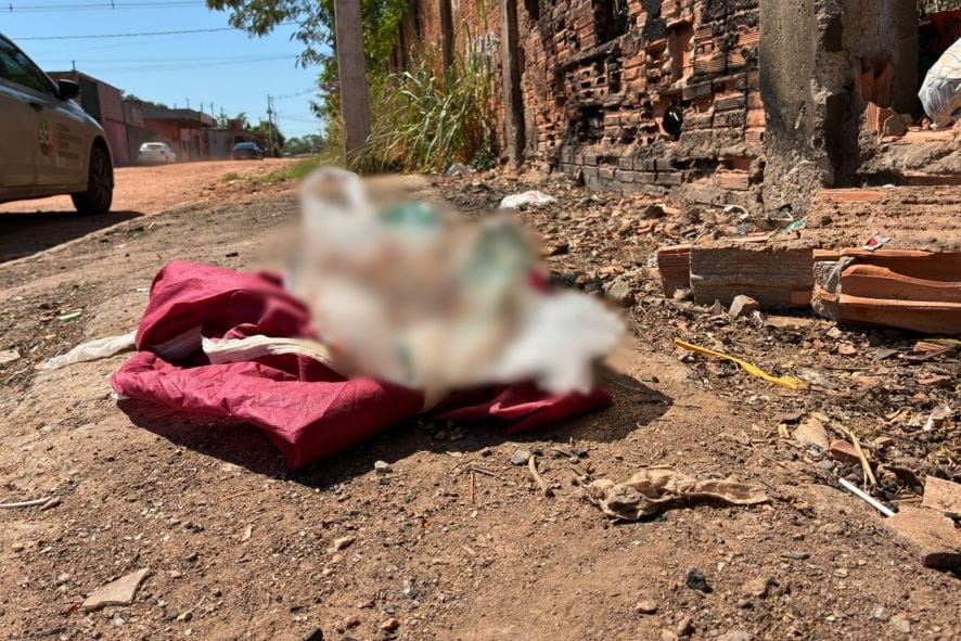 Vídeo mostra morador encontrando corpo de recém-nascida em bairro de Cuiabá
