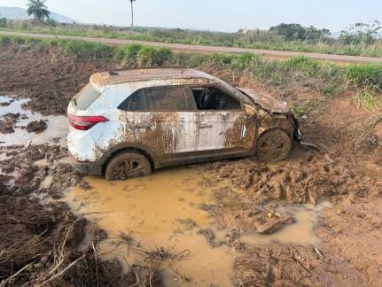 Homem fica ferido após capotar carro e ficar preso sob veículo na BR-174